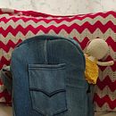 Upcycling Project: Backpack. Een project van  Modeontwerp, Patroonontwerp en kleermakerij, Naaiwerk, Upc, cling y DIY van sm_weeklynetwork - 10.06.2025