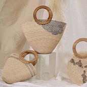 Colaboración con Zaavia/ Colección de bolsas de palma bordadas a mano. . Un proyecto de Artesanía y Bordado de Ofelia & Antelmo - 22.10.2019