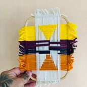 Meu projeto do curso: Trançado geométrico: do tingimento ao produto final. Un proyecto de Diseño de complementos, Decoración de interiores, Tejido, DIY, Teñido Textil, Telar, Diseño textil y Diseño de Cleiton Fermino - 25.01.2024