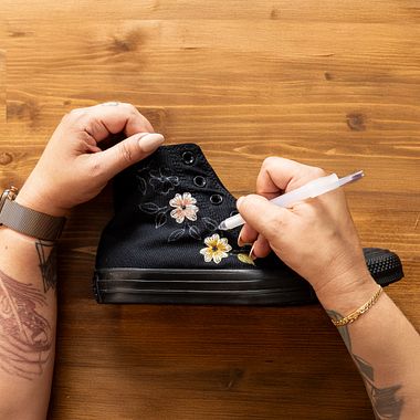 Vintage floral embroidery: download unique patterns and customize your garments